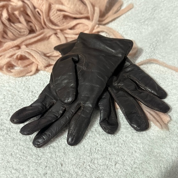 Coach Accessories - Vintage deep brown COACH Leather Gloves w/ 100% Cashmere Lining 🤎✨ size 6 1/2